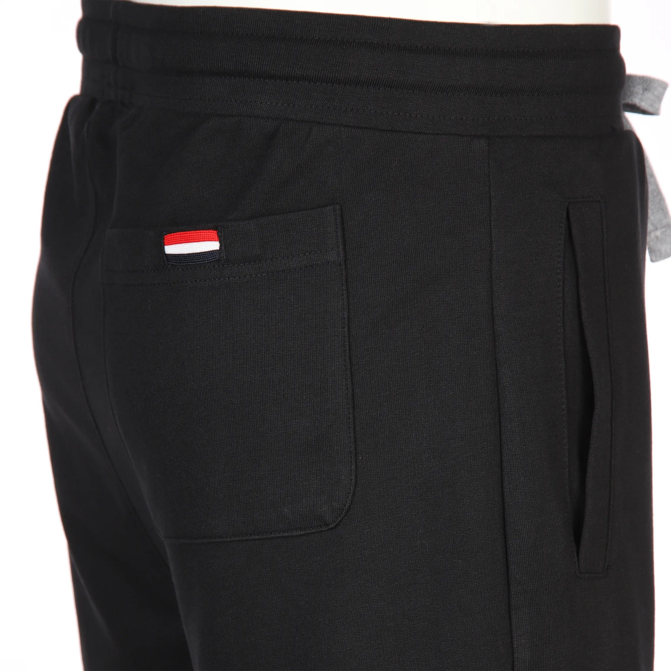 Herren Sweatshorts mit kleiner Stickerei