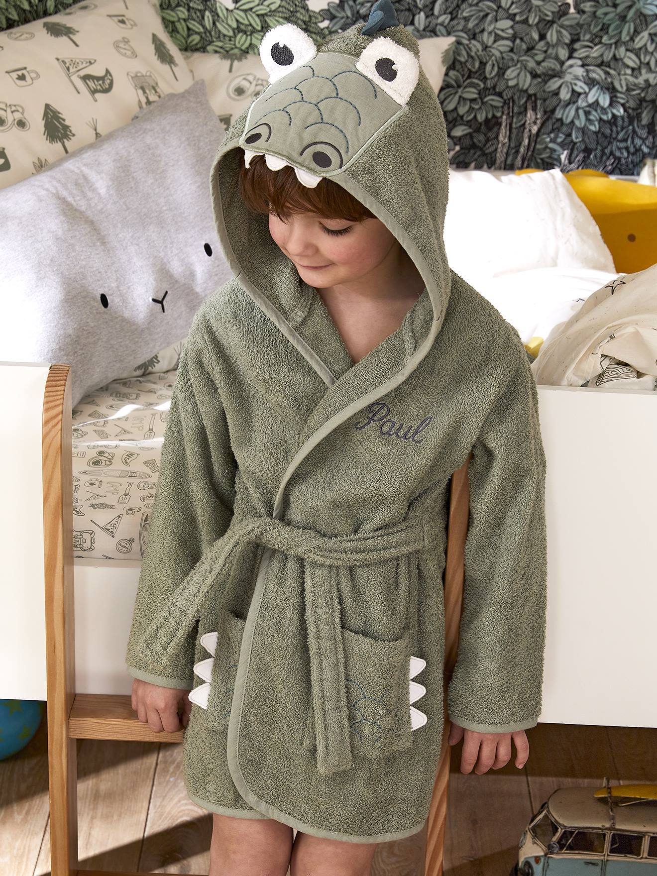Roupão infantil, verde médio, liso, com estampa de crocodilo e detalhes.