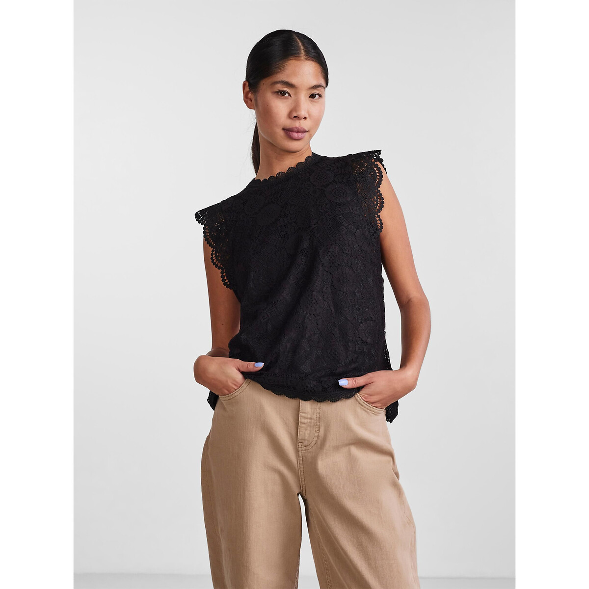 PEÇAS<br>Blusa sem mangas, em renda