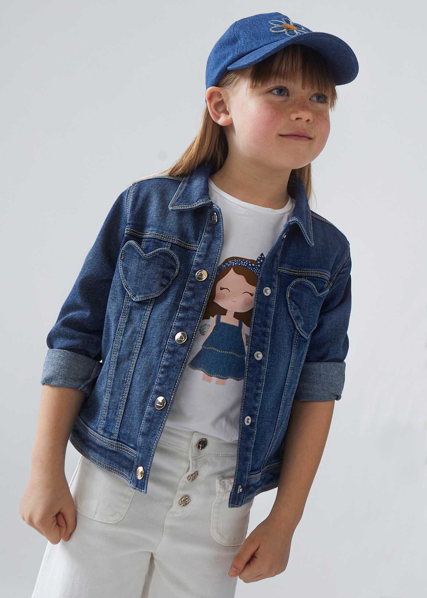 Jaqueta jeans infantil Better Cotton com estampa de coração, tamanho médio.