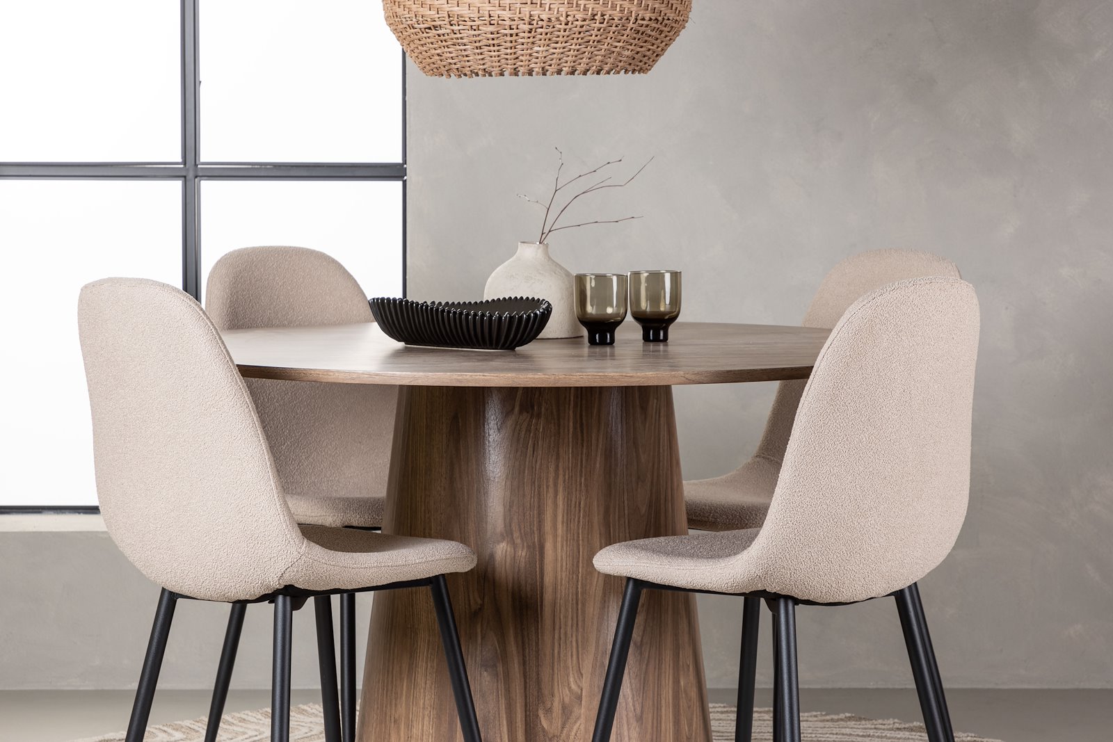 Lanzo og Polar Spisegruppe Lanzo rundt spisebord ø120cm i natur med 4 stk. Polar spisestoler i Beige bouclé og sorte ben.