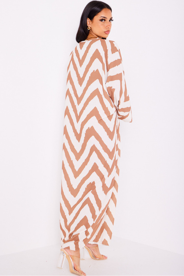 Robe beige à chevrons marron