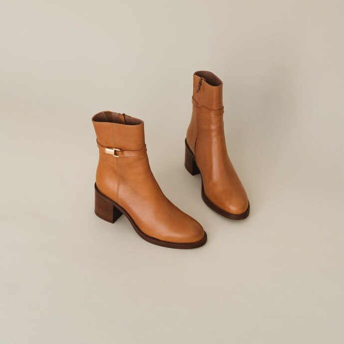 Bottines à talons et boucles  en cuir camel