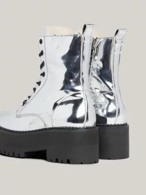 Botas plataforma metálicas com fita de logotipo repetida
