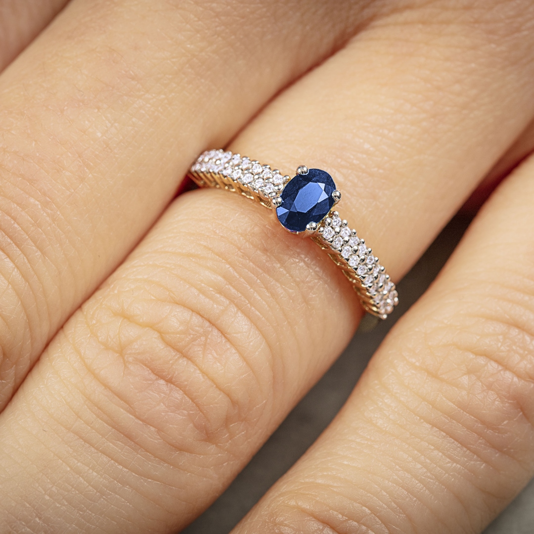 Damenring 750/18 K Gelbgold mit Saphir oval und Diamanten 0.16 ct H/si