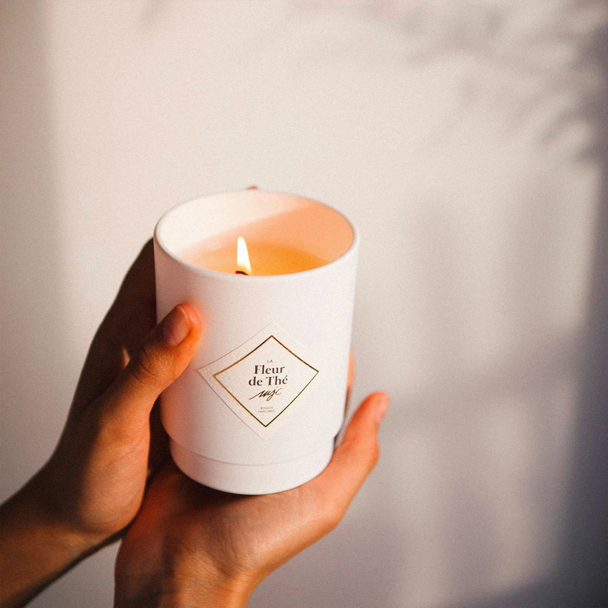 My Jolie Candle - LA FLEUR DE THE Bougie Parfumée avec Bijou- Bougie