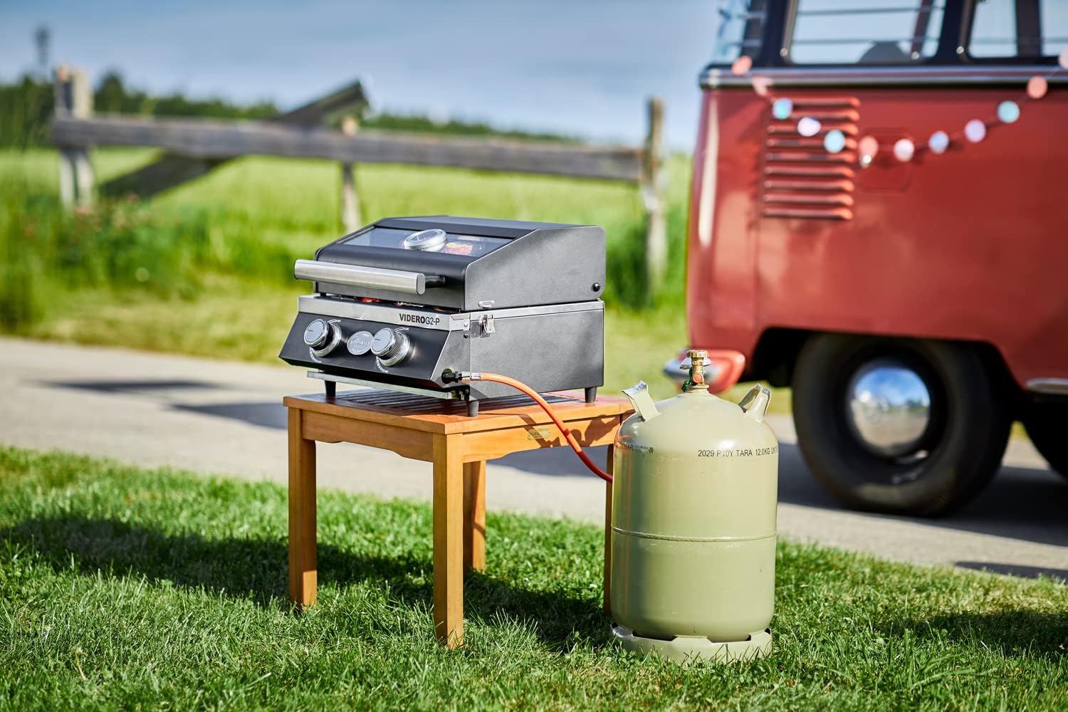 RÖSLE Gasgrill BBQ-Portable VIDERO G2-P, tragbarer Tischgrill mit 2 Edelstahlbrennern, Warmhalterost und Deckel mit Glaseinsatz sowie Deckelthermometer, pulverbeschichteter Stahl, 50 mbar