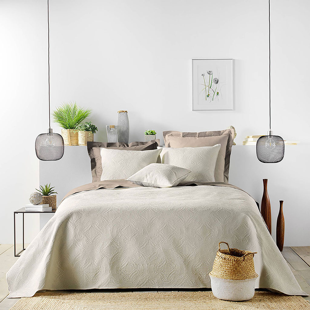 Couvre lit avec paire de taies ROMANE couleur naturelle microfibres 220x240cm