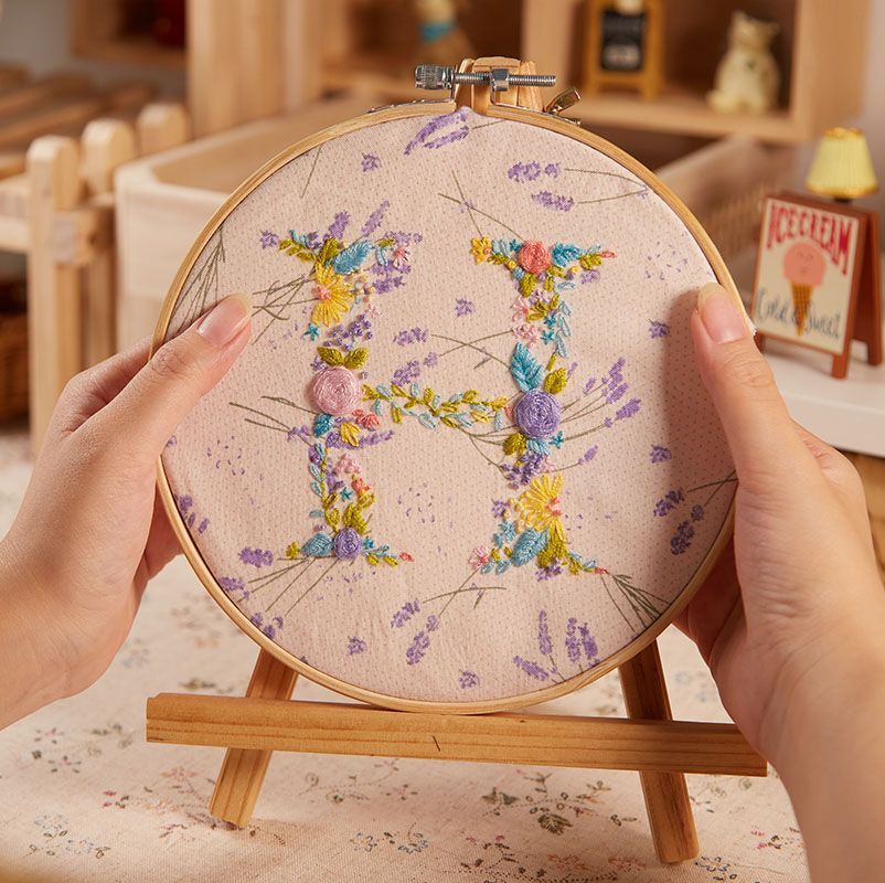 Embroidery Kingdom - DIY borduurpakket met letteramuletten