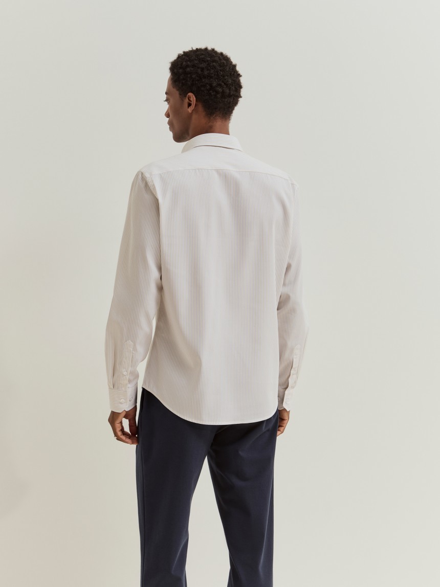 Camisa regular fit em algodão às riscas