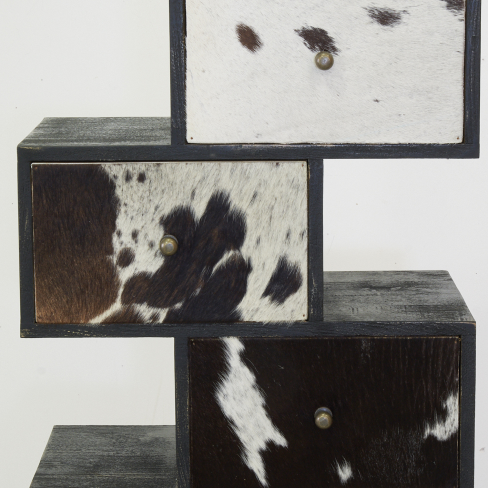 Commode zigzag en manguier et peau de vache noire et blanche