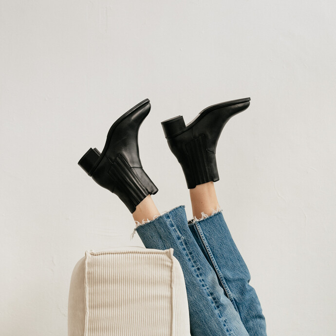 Boots à élastiques et talons carrés  en cuir noir