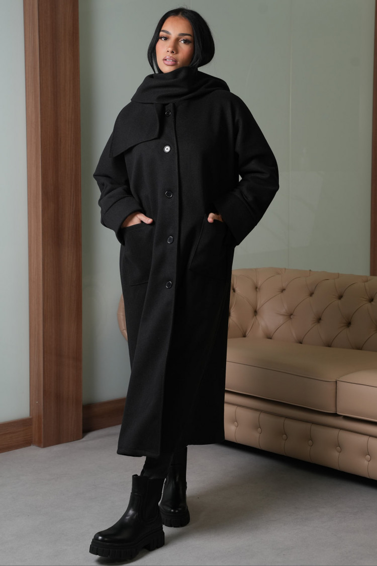 Manteau noir avec écharpe intégré