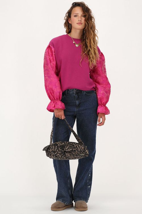 Roze sweater met jacquard mouwen