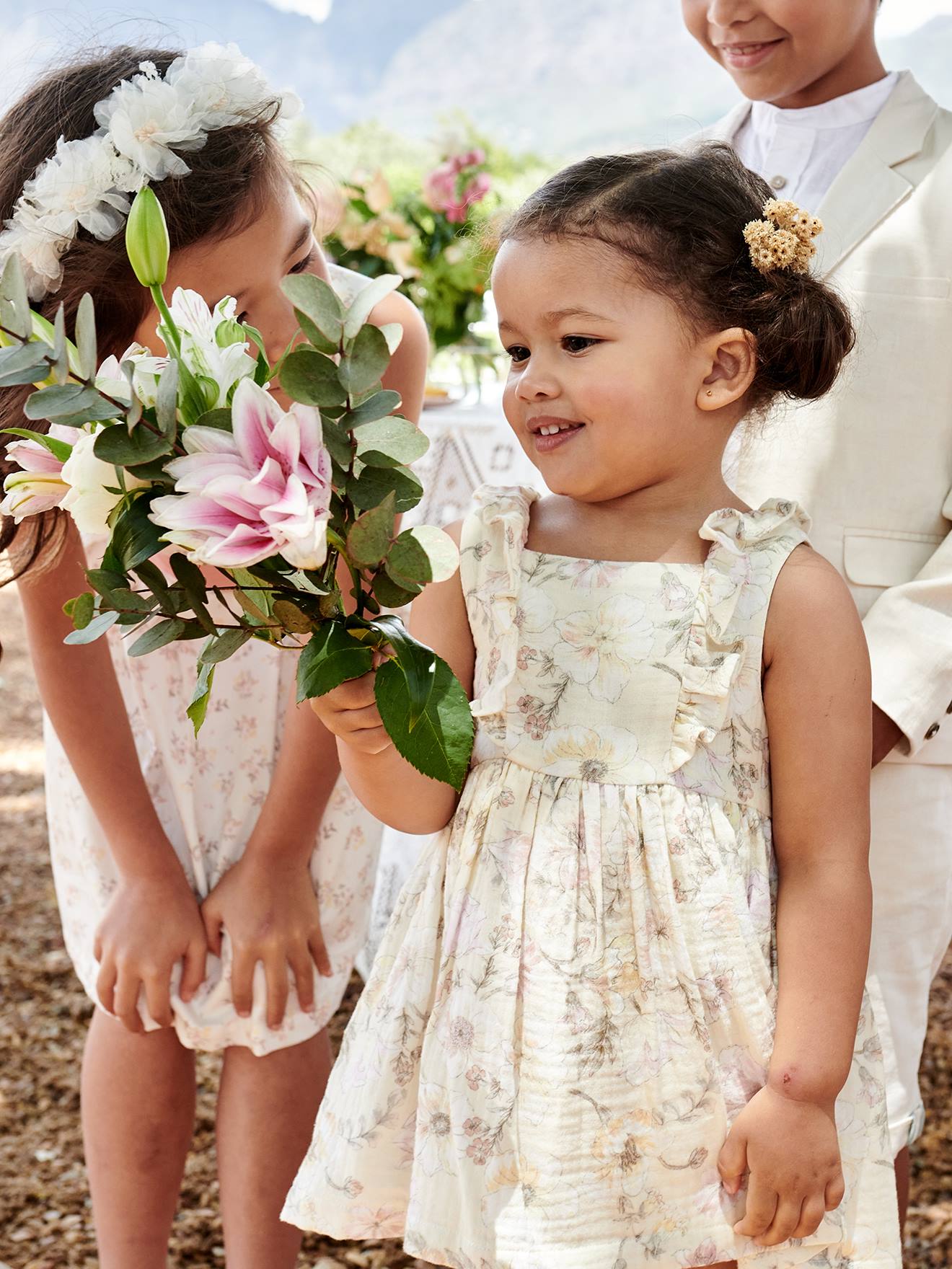 Vestido infantil em chiffon de algodão cru com estampa floral.