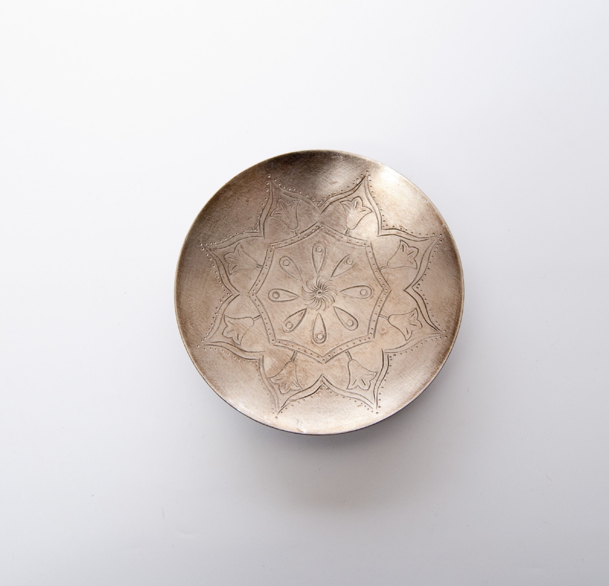 Teller rund, vernickelt, silber, H 3 cm, Ø 13 cm von fischer's lagerhaus