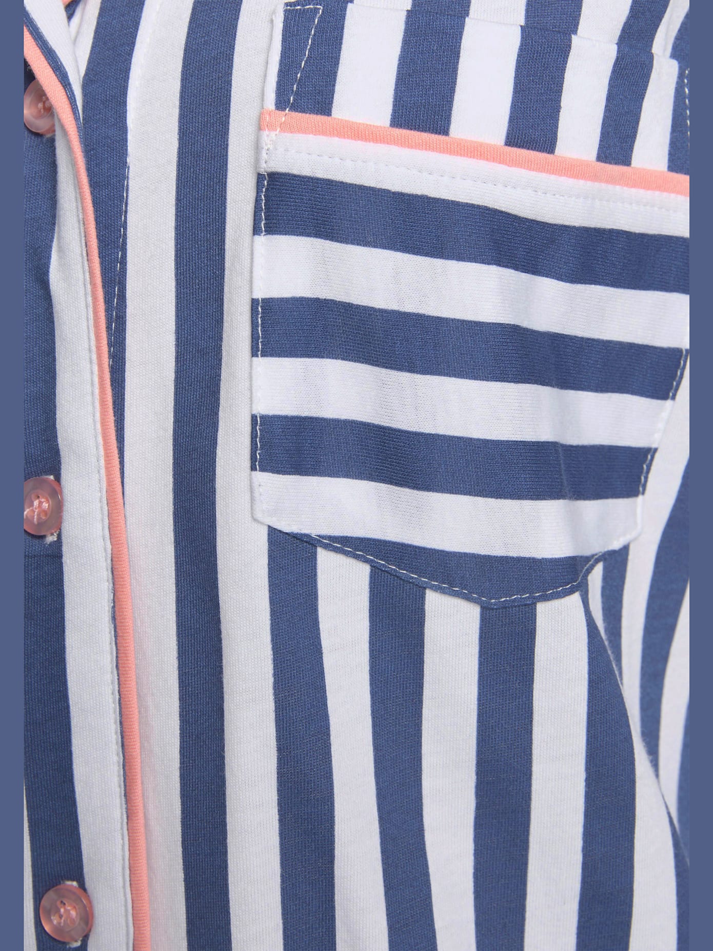 Chemise de nuit au design classique