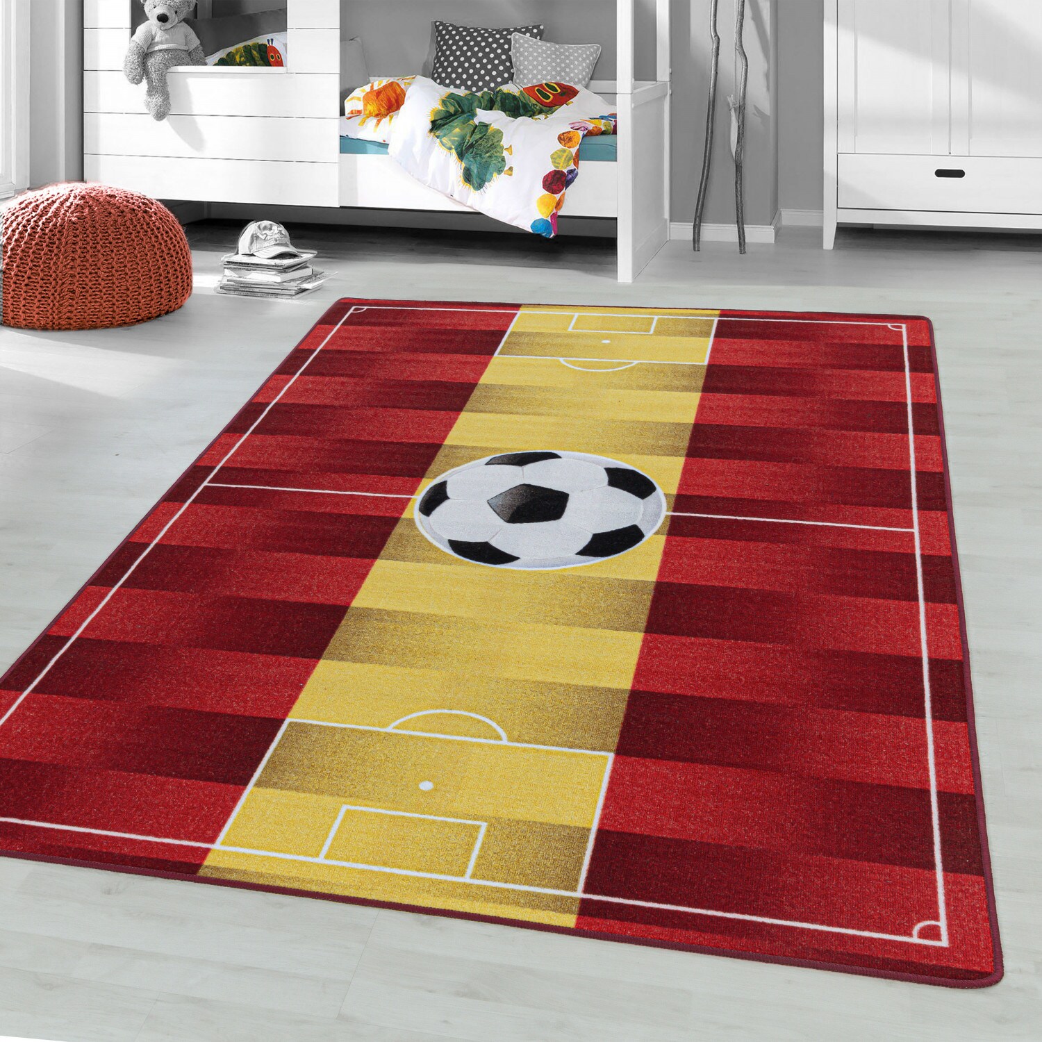 Kinderteppich Fußball, Fußballfeld mit Flaggen Motiv, Höhe 9 mm Ökotex Standard
