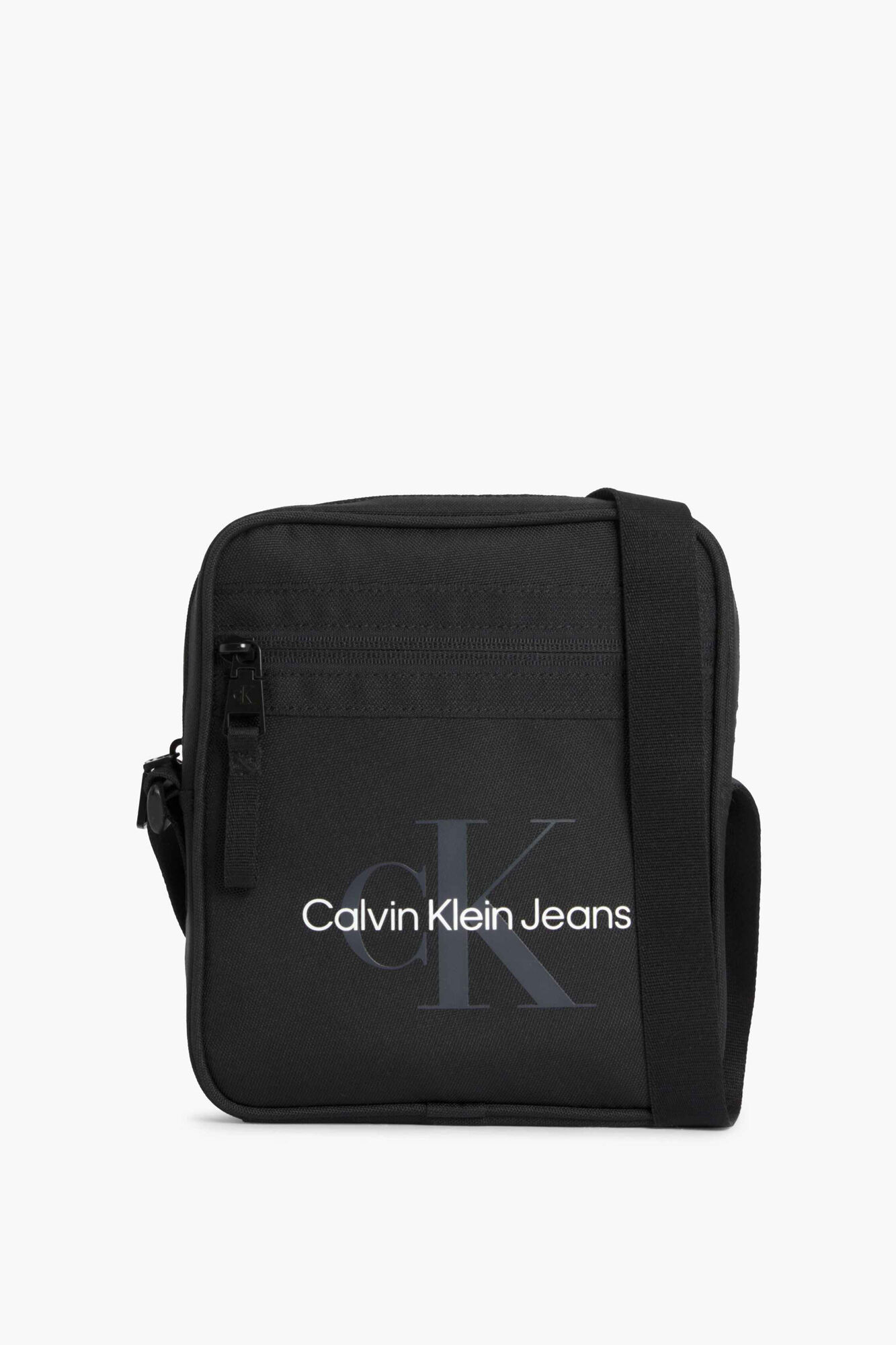 pochete com o logotipo da CK