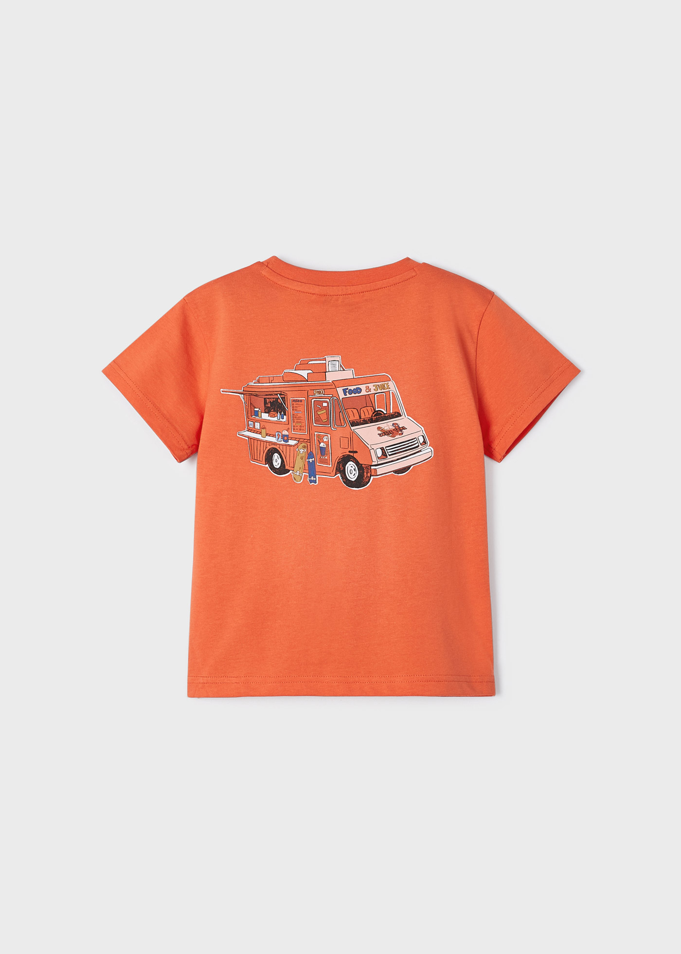 Camiseta infantil masculina em algodão sustentável com estampa.