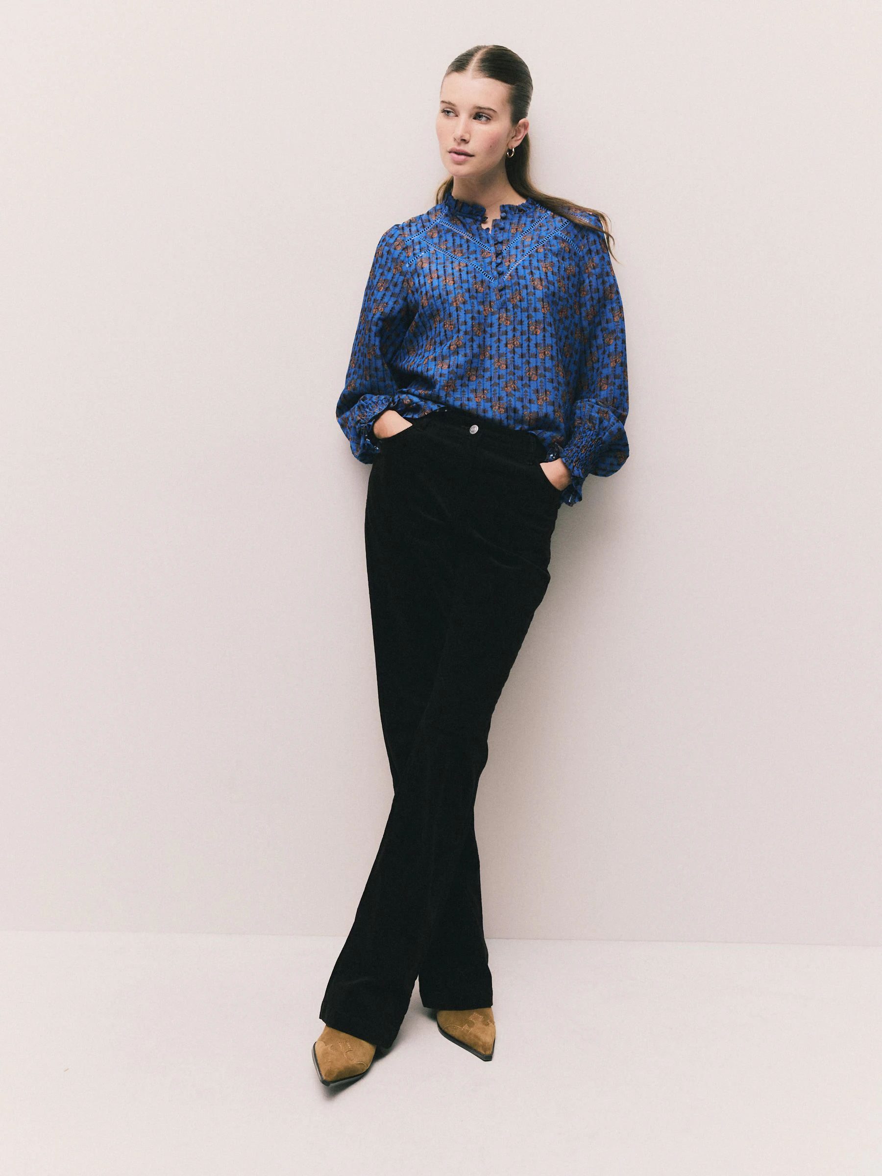 Zwart bloemenprint - Chenille blouse met ladderinzet en lange mouwen