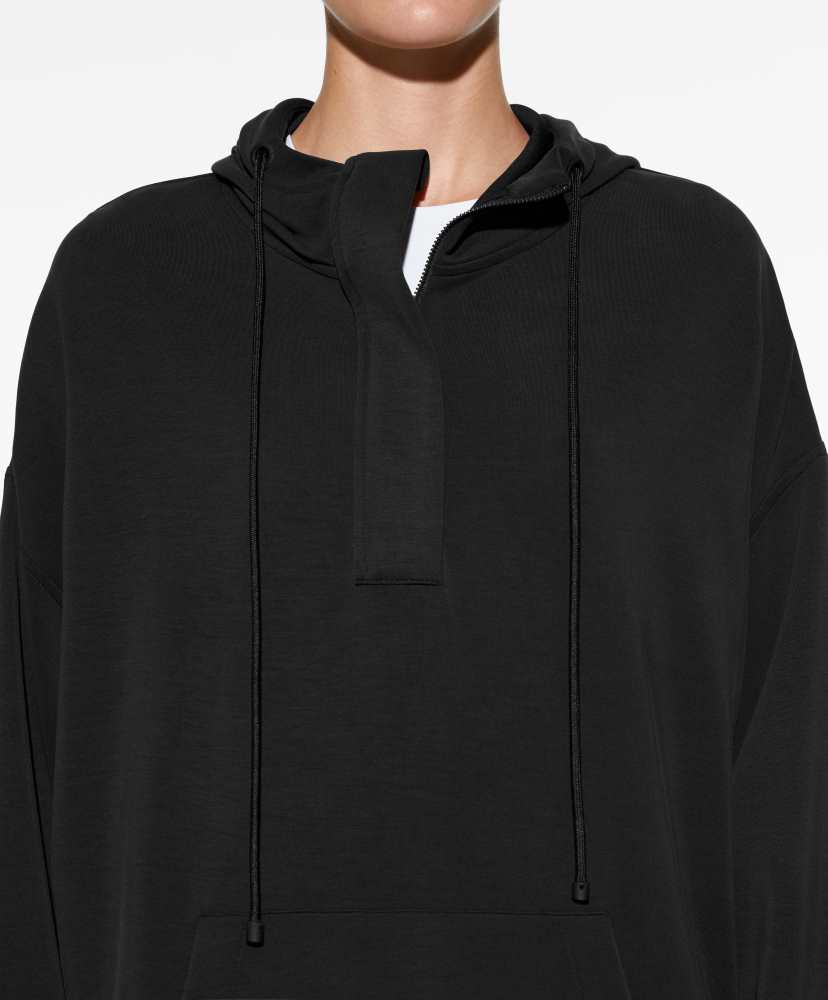 Moletom oversized em modal com toque macio e zíper.