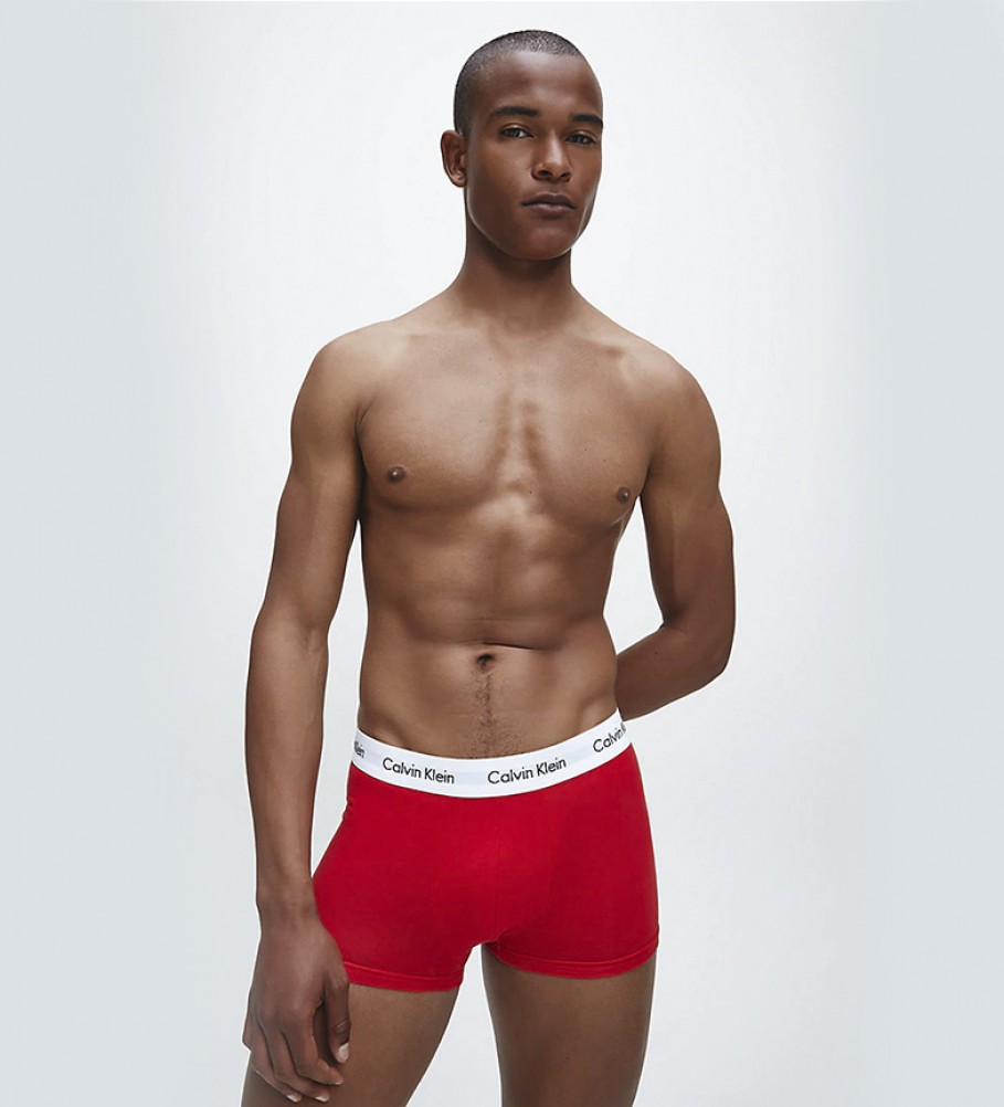 Conjunto com 3 cuecas boxer Calvin Klein de cintura baixa em algodão elástico, nas cores azul, branca e vermelha.