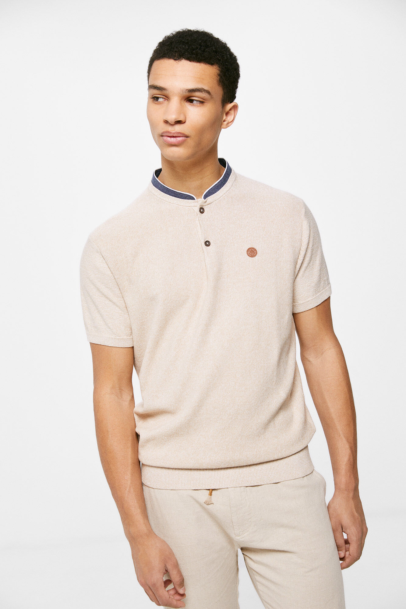 Camisa polo com gola mandarim - marrom