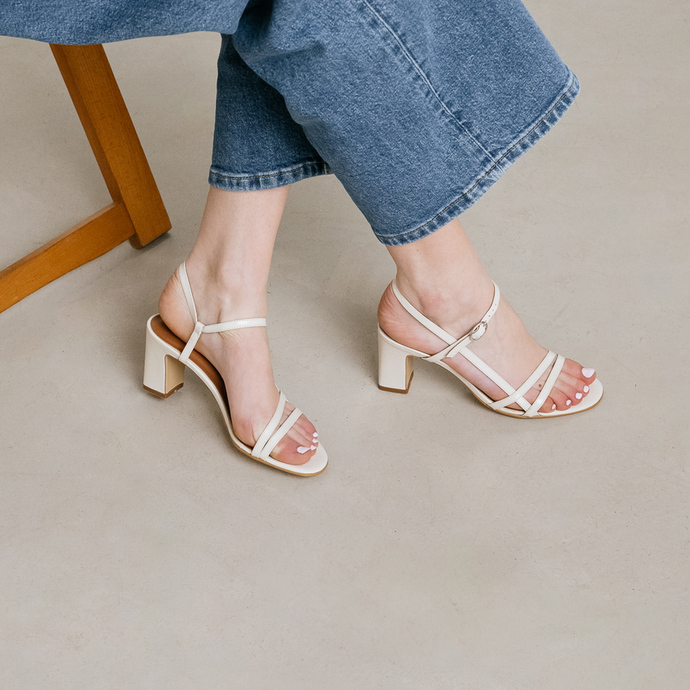 Sandales à talons et brides  en cuir brillant ecru