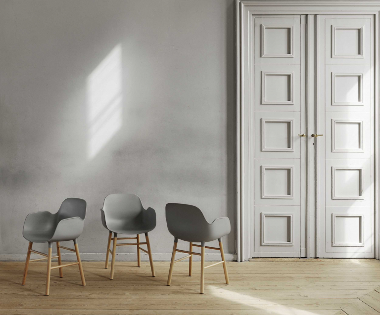 Normann Copenhagen Form Armchair stoel met eiken onderstel blauw