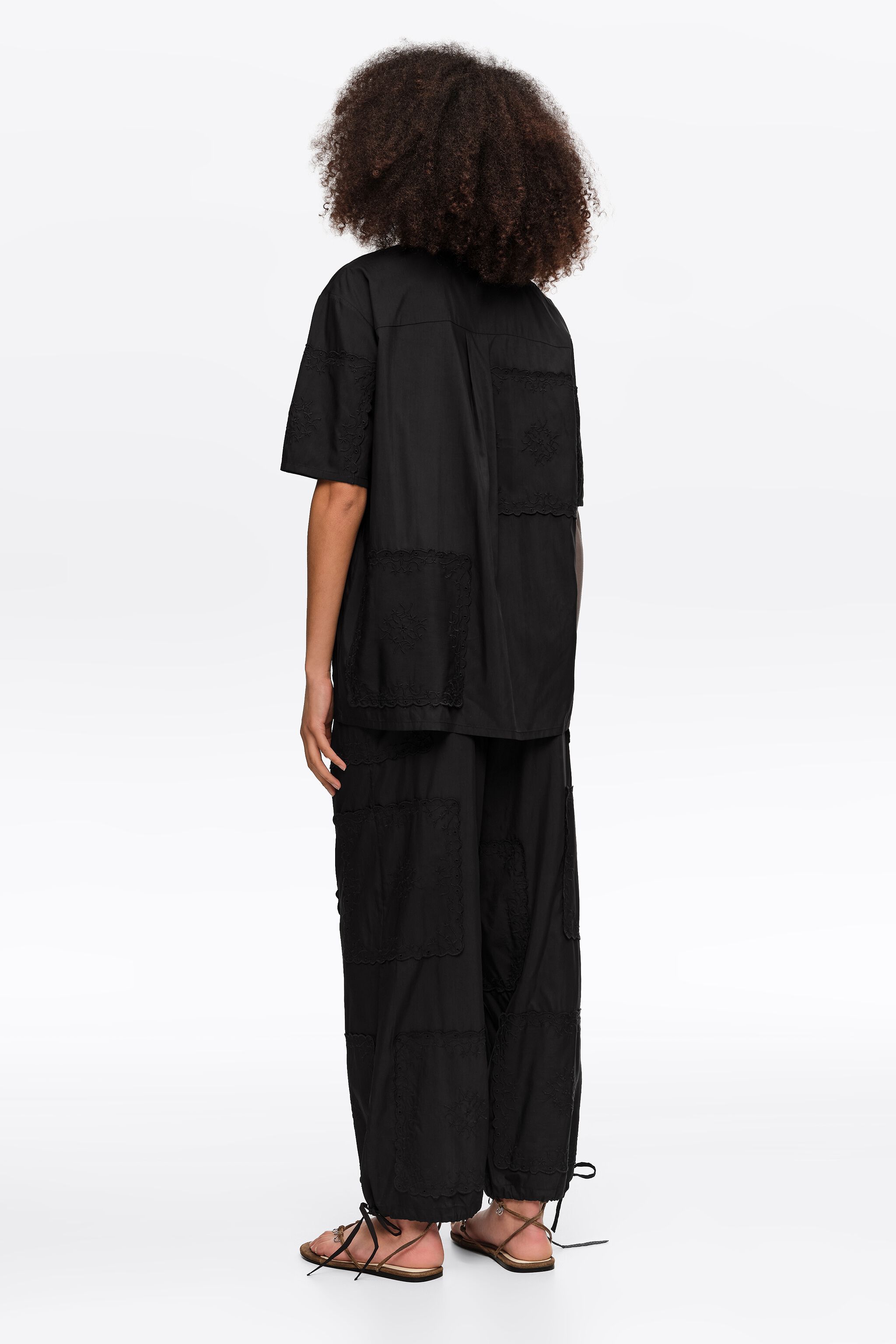 Camisa preta de retalhos bordada com lenço