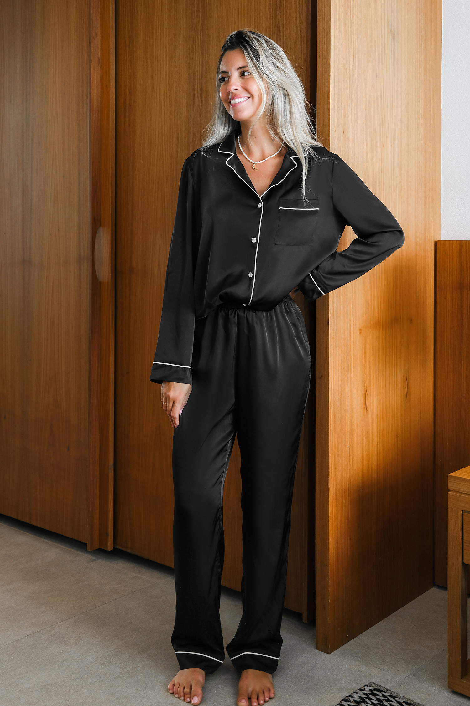 Pyjama noir à passepoils blancs