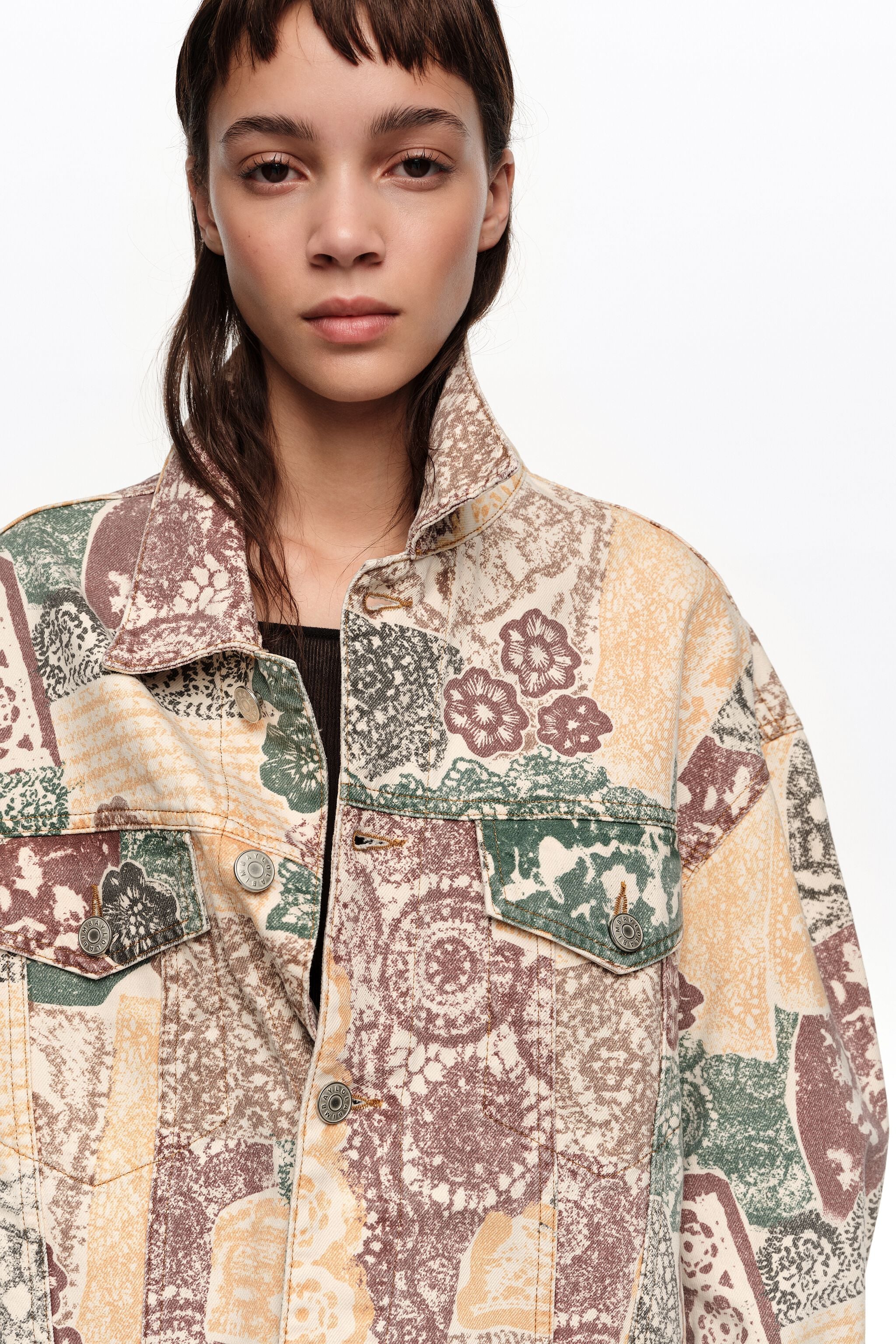 Jaqueta jeans oversized com detalhes em renda marfim