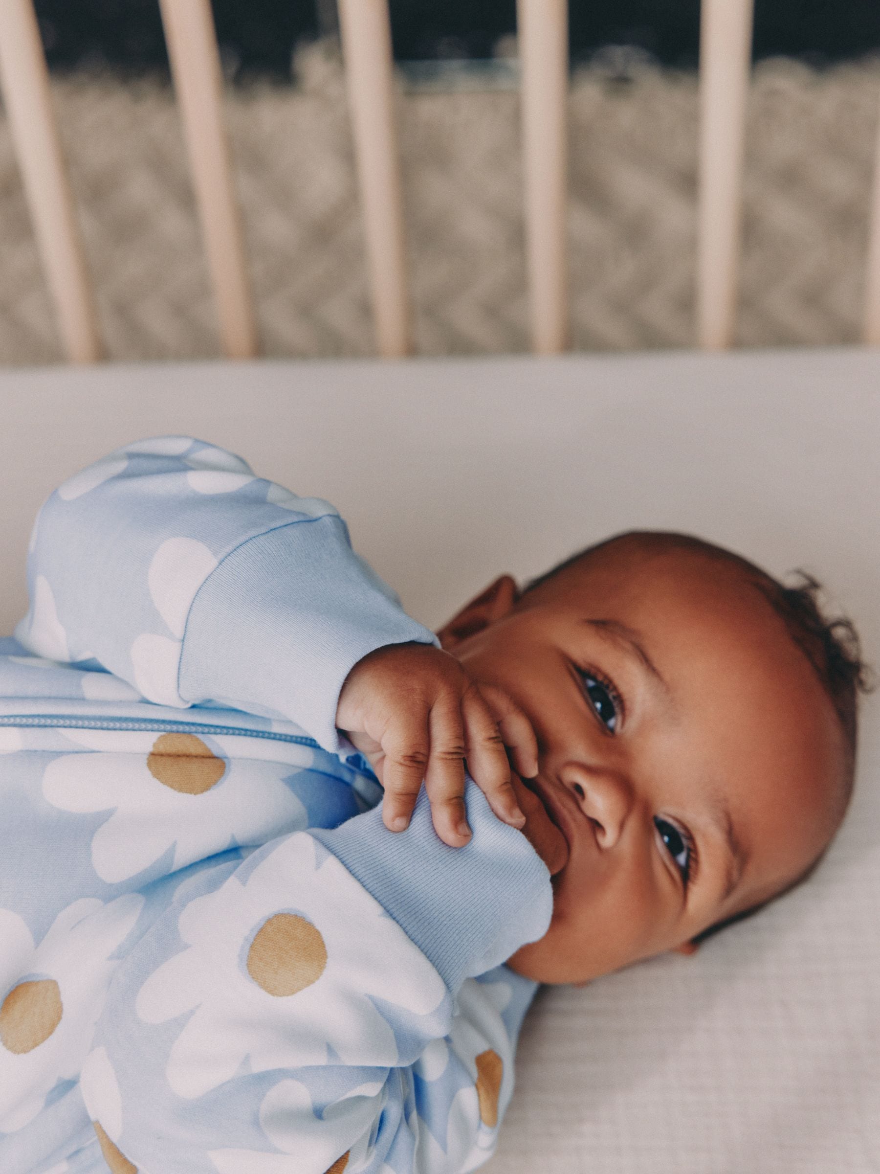 Blauw met bloemen - 2.5 TOG gewatteerde babypyjama