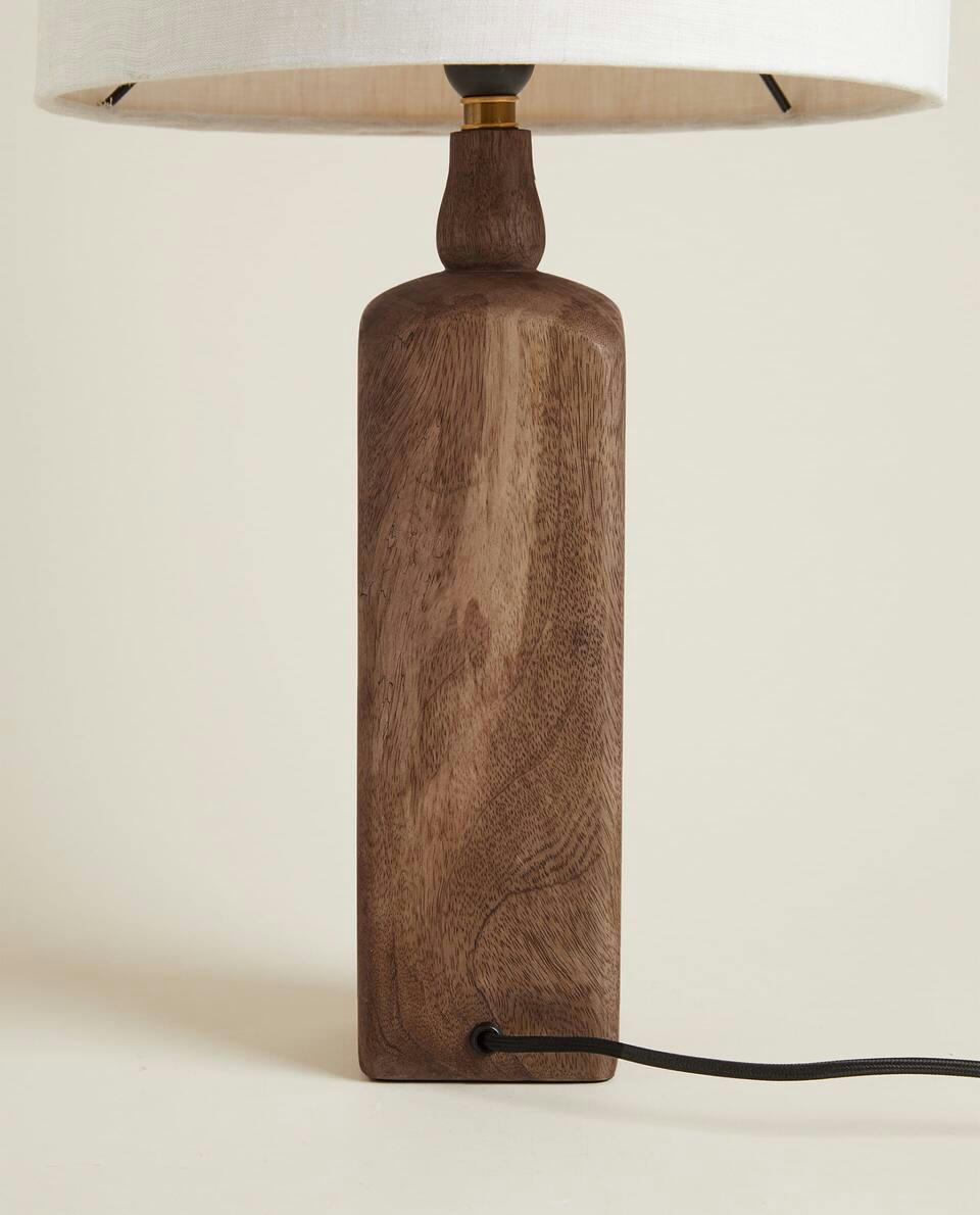 LUMINÁRIA COM BASE DE MADEIRA