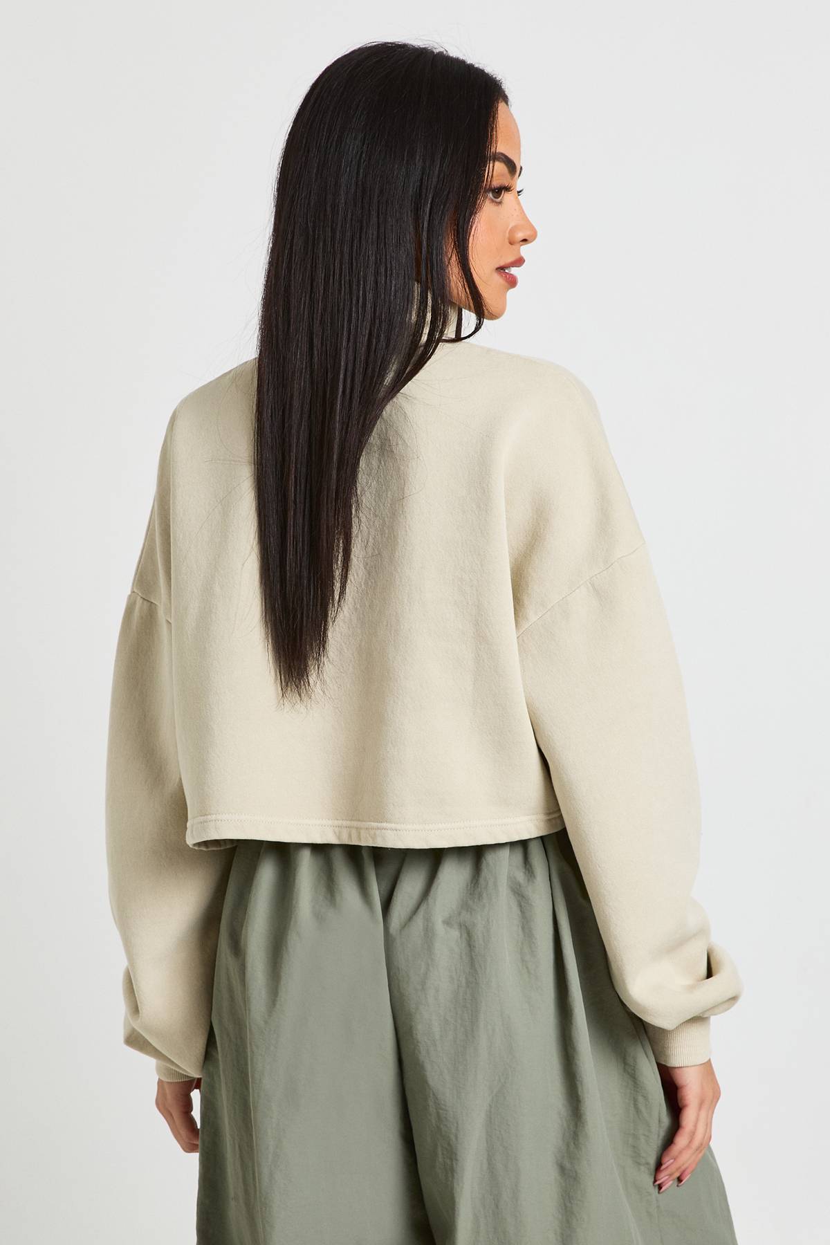 boohoo Sweat-shirt Court Col Montant Avec Patte Boutonnée Effet Délavé