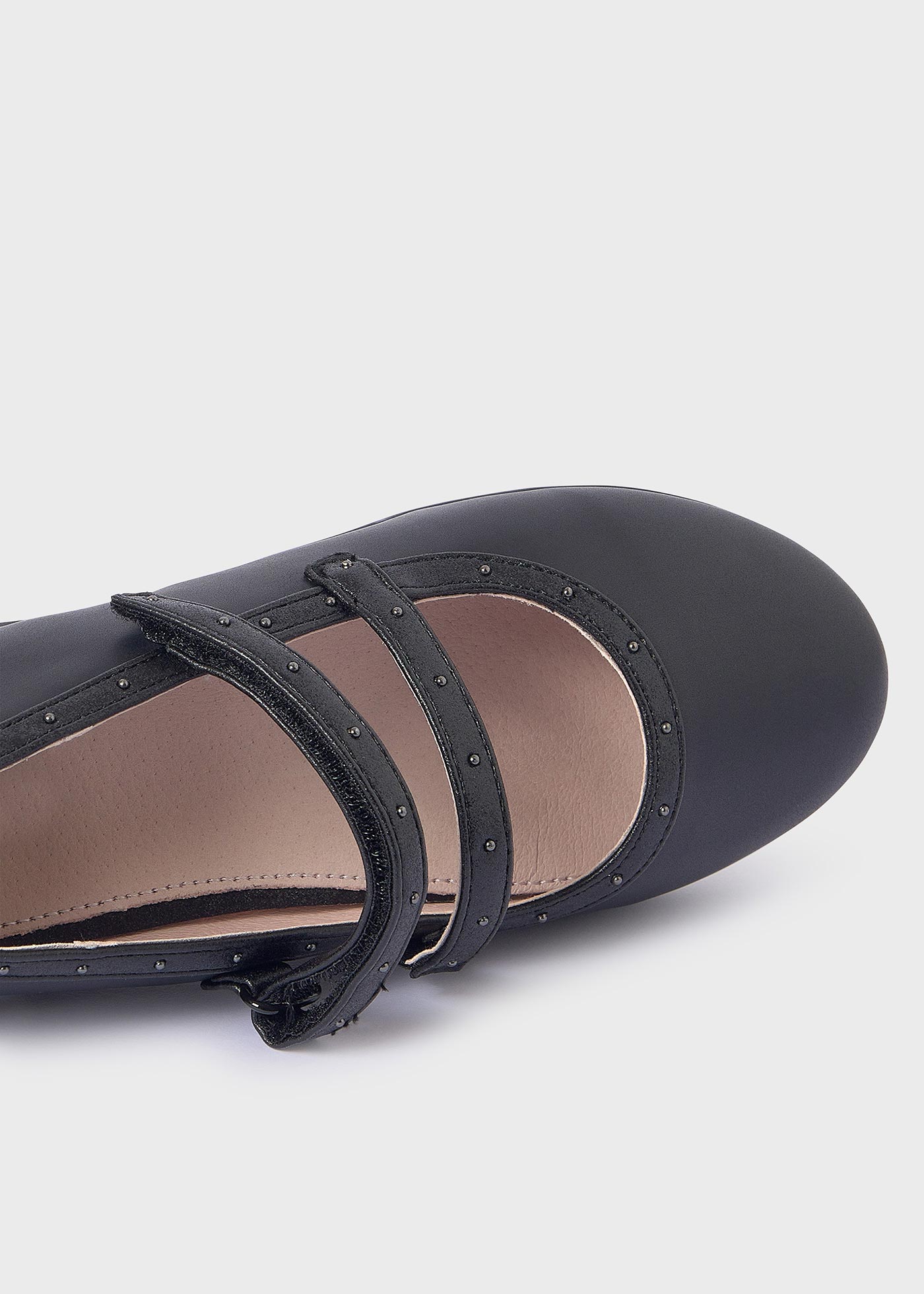 Sapato estilo Mary Jane com palmilha cravejada, em couro sustentável, para meninas.