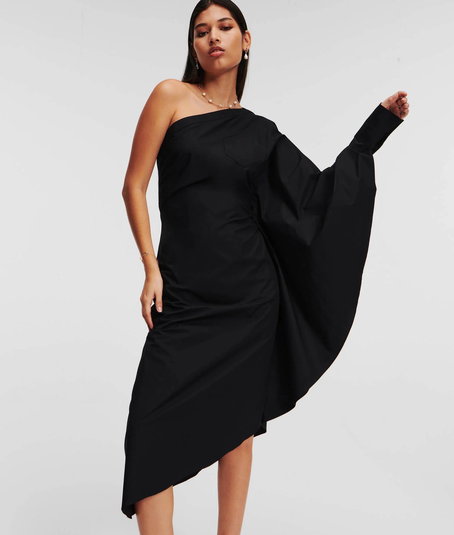 ROBE ASYMÉTRIQUE À ÉPAULE DÉNUDÉE SÉLECTIONNÉE PAR HUN KIM