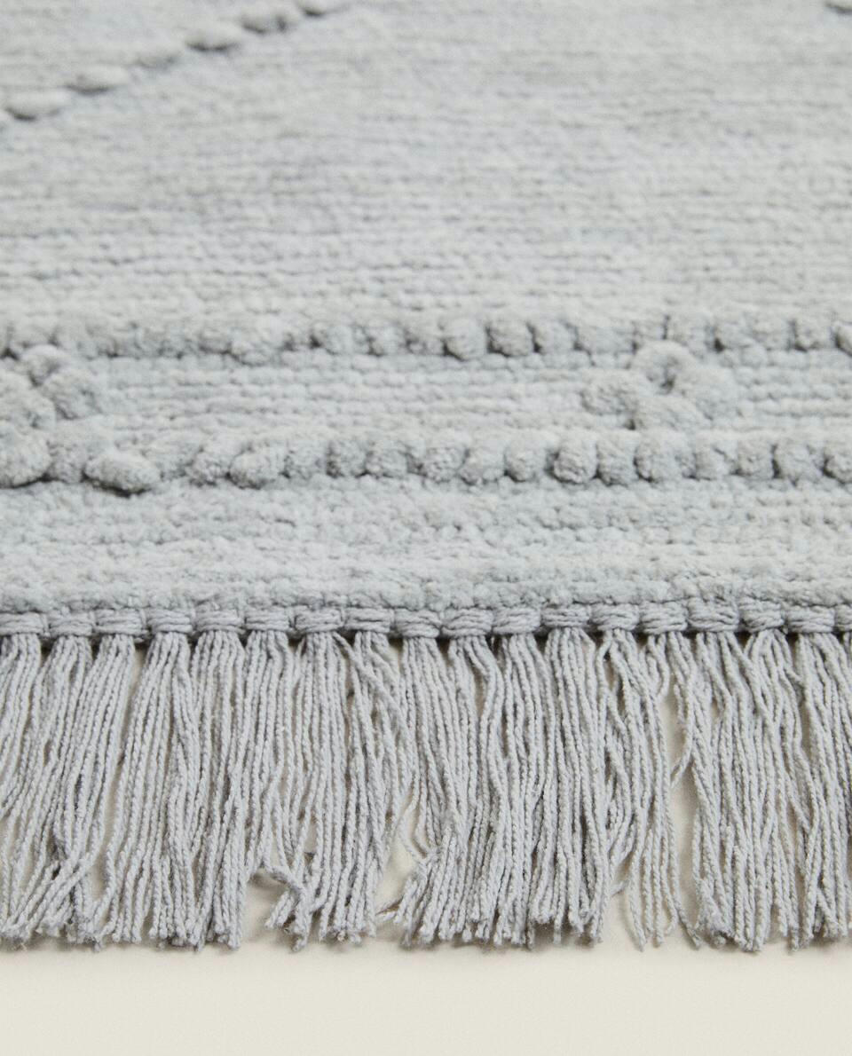 Tapete infantil de chenille com estampa de diamante e franjas.