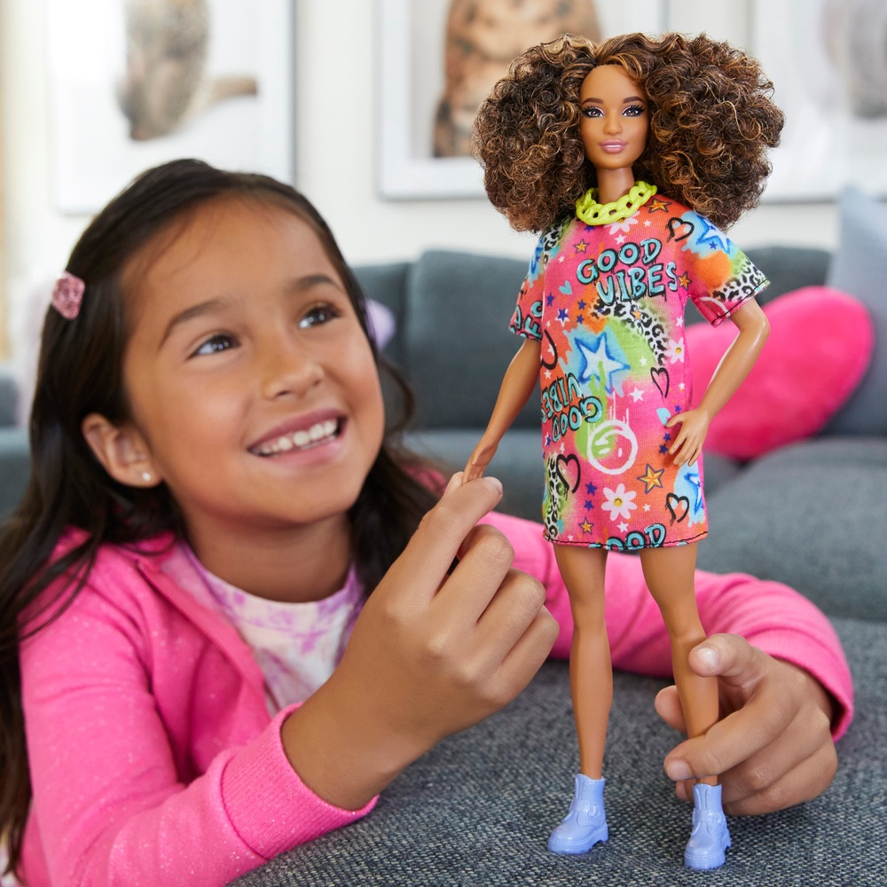 Barbie Fashionistas Puppe 201 im Graffiti-Print-Hemdkleid