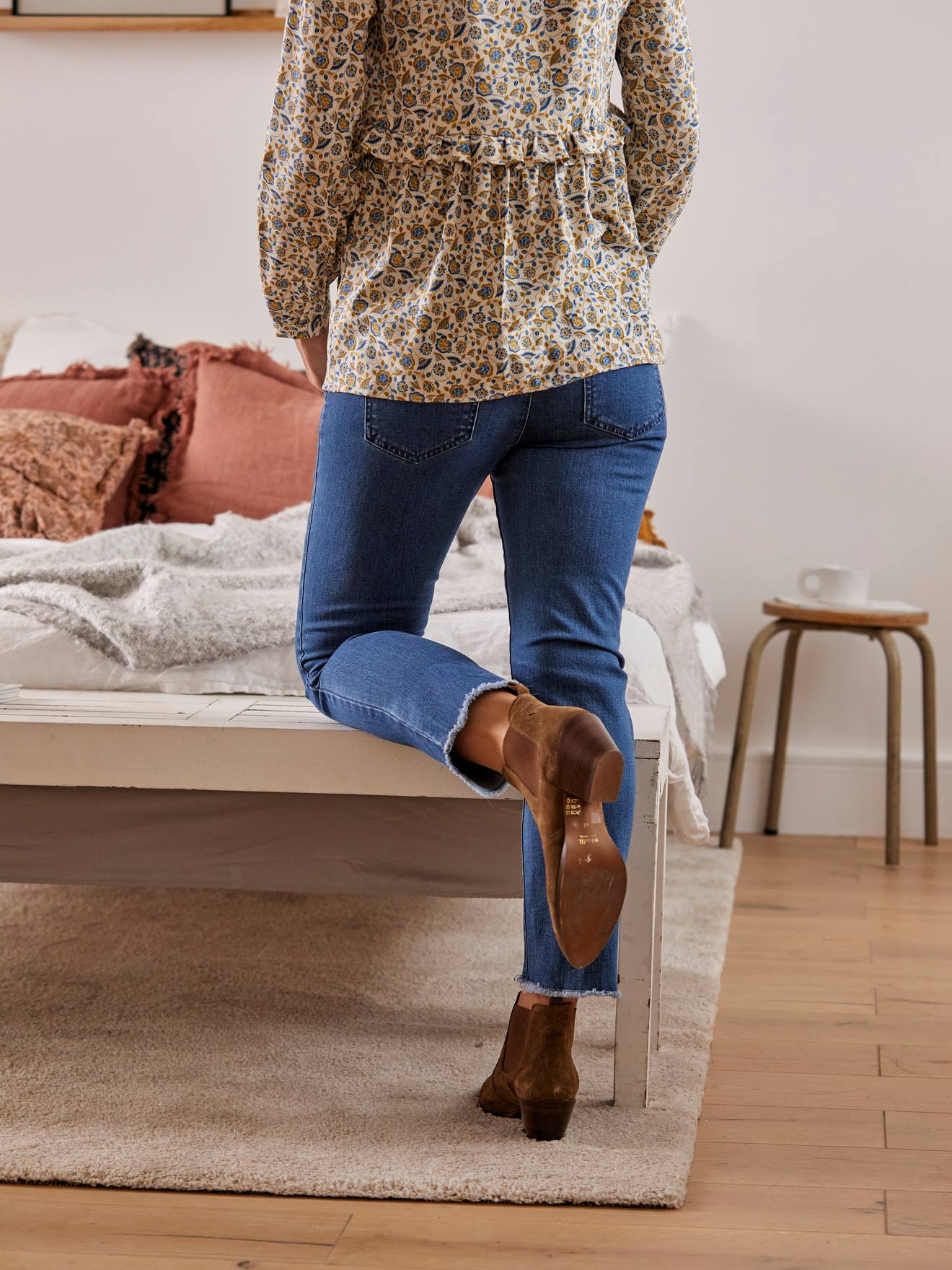 Calça jeans de gestante com corte reto e barra desfiada, 68 cm de entrepernas, azul médio liso