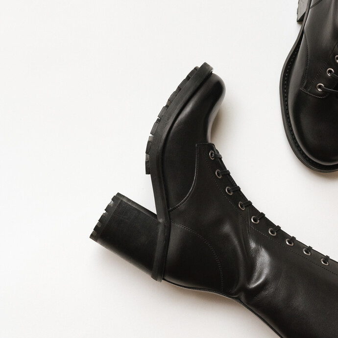 Bottes à talons et laçages  en cuir noir