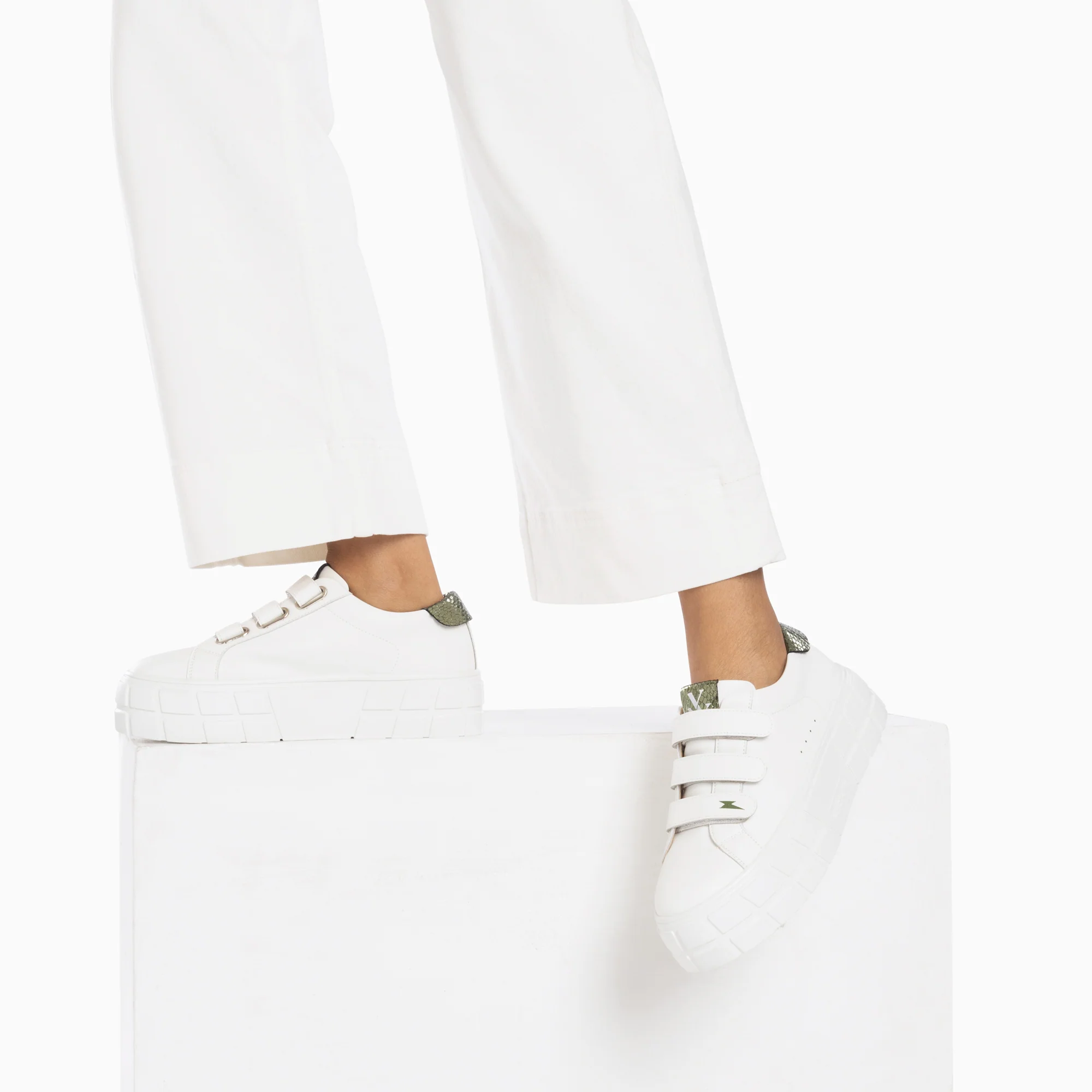 Sneakers-Baskets Angela blanc et kaki serpent à plateforme