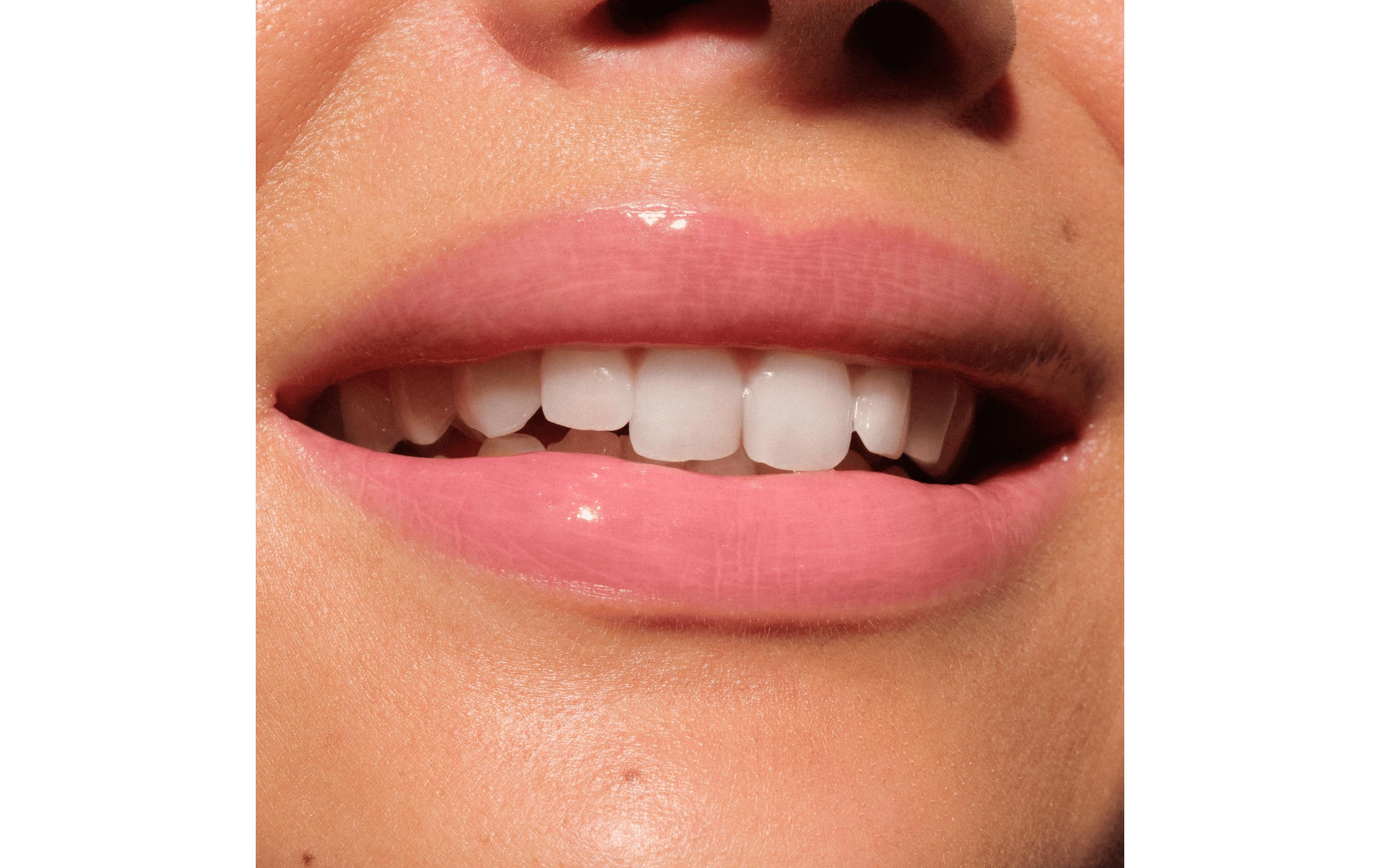 Lip Gloss Butter Drippin' Glossy 010 Pink Lemon SqueezinFeuchtigkeitsspendender, glänzender Lippenbalsam in zartem Rosa