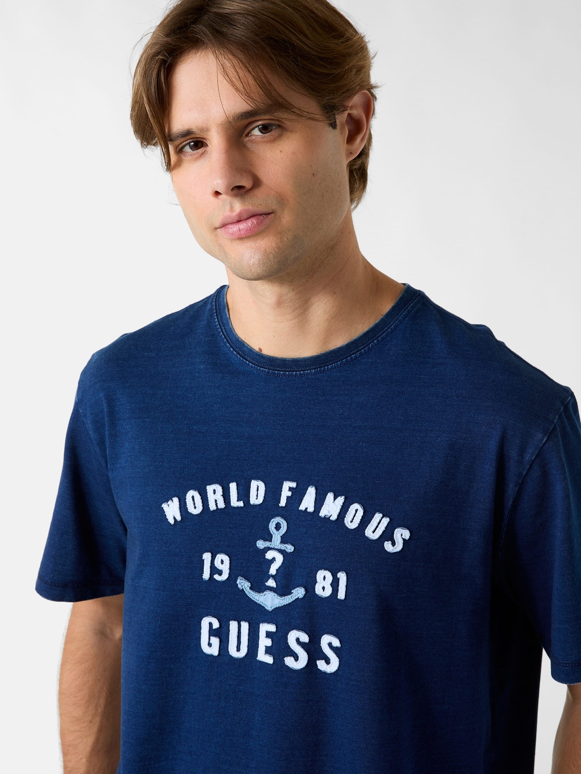 camiseta com patch de logotipo