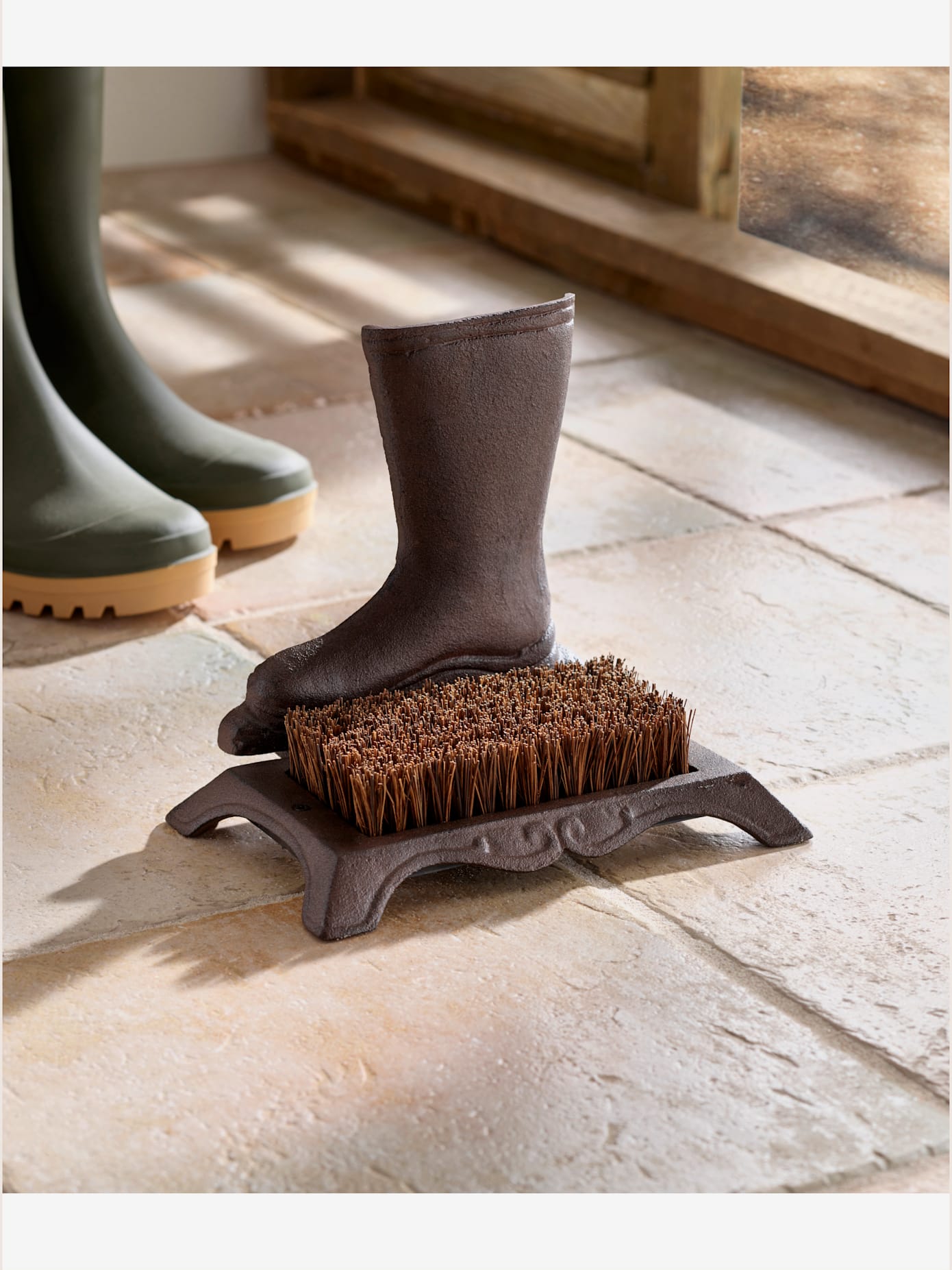 Nettoyeur à chaussures débarrasse les chaussures et les bottes des grosses saletés