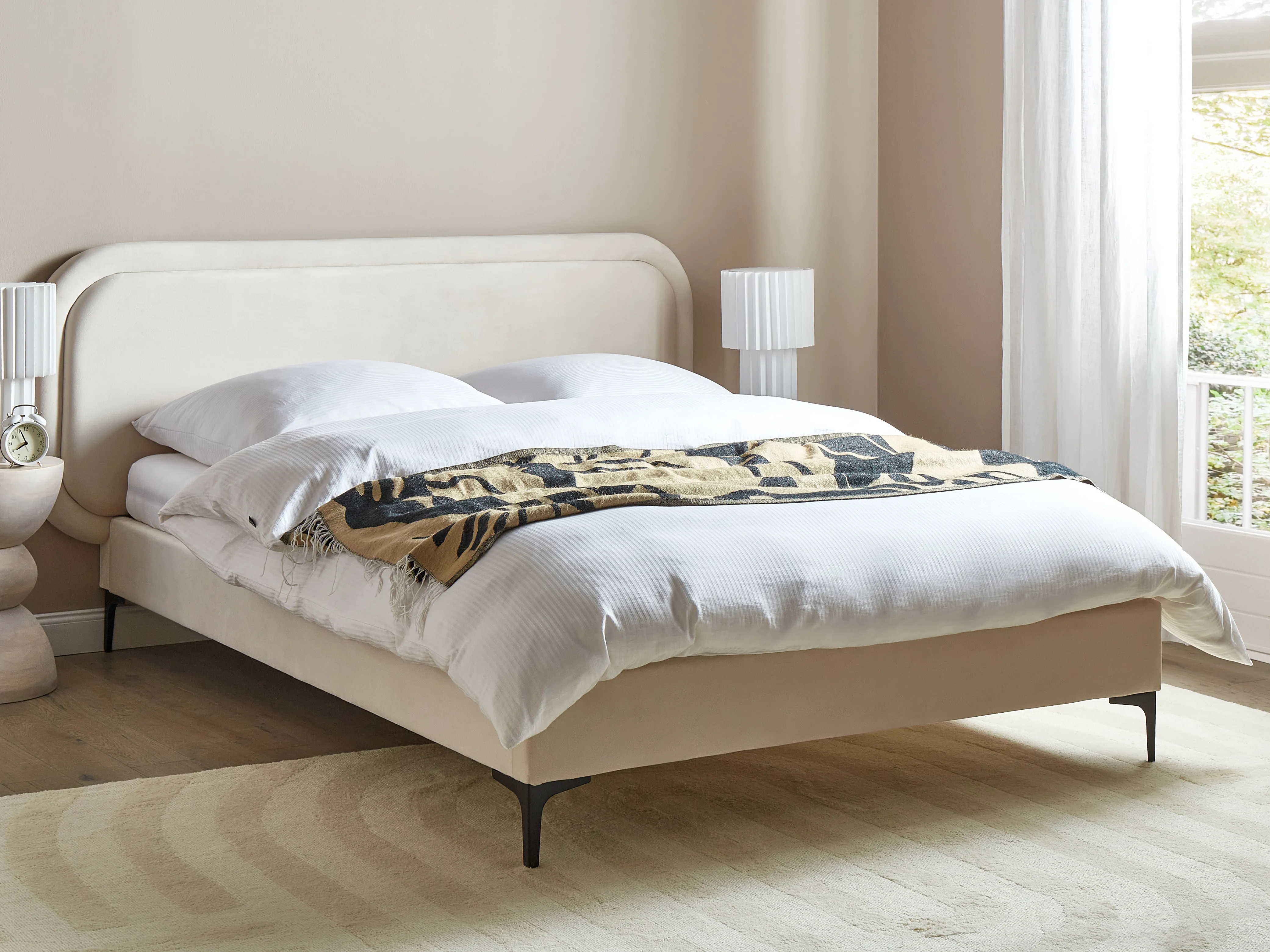 Bed Fluweel SUZETTE 180 x 200 cm Lichtbeige