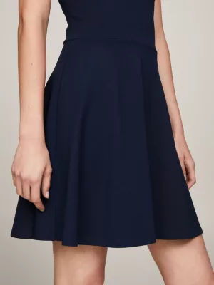Vestido curto essencial com modelagem acinturada e evasê