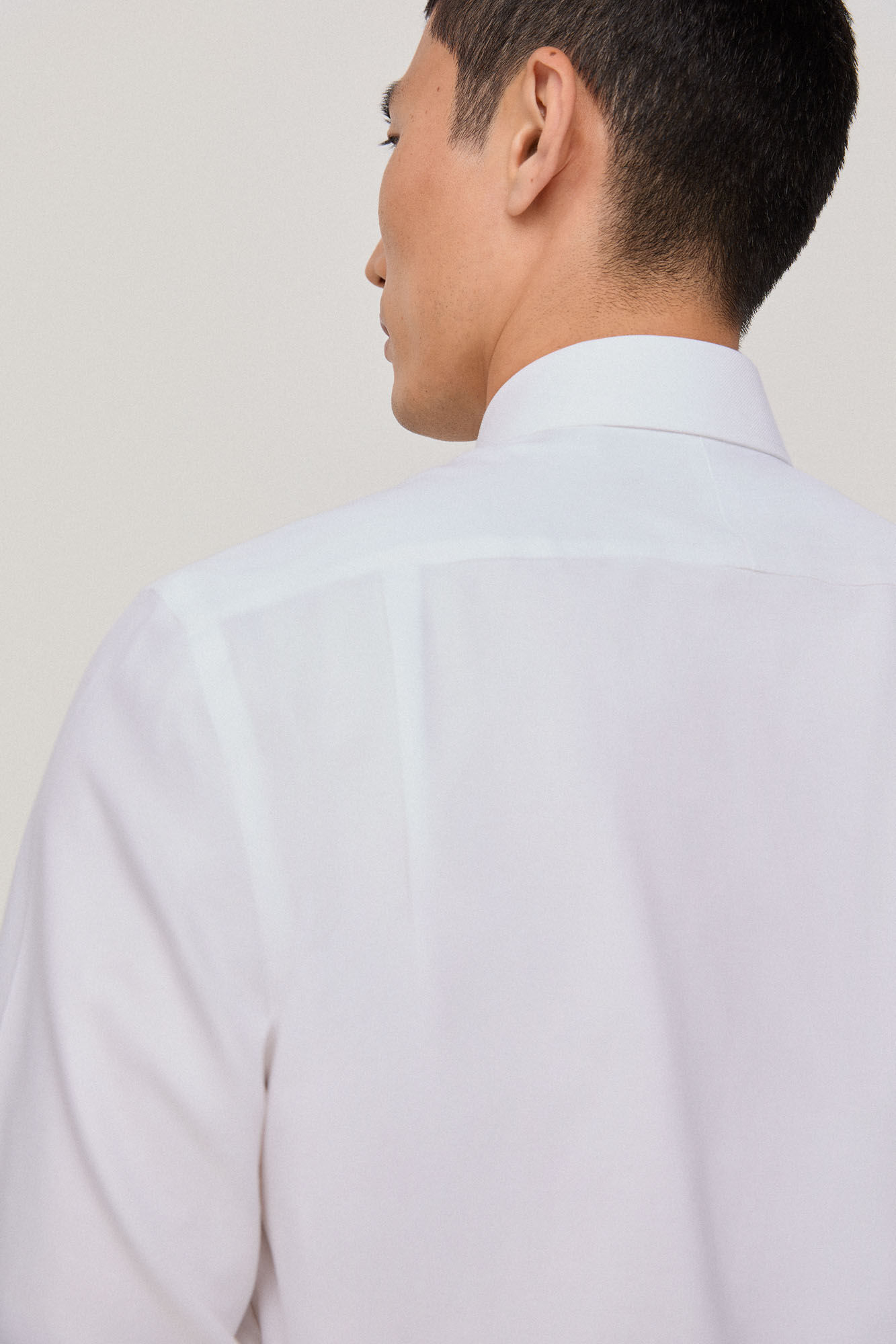 Camisa social com abotoaduras que não precisam ser passadas a ferro e são resistentes a manchas, estrutura lisa, modelagem regular - Branca
