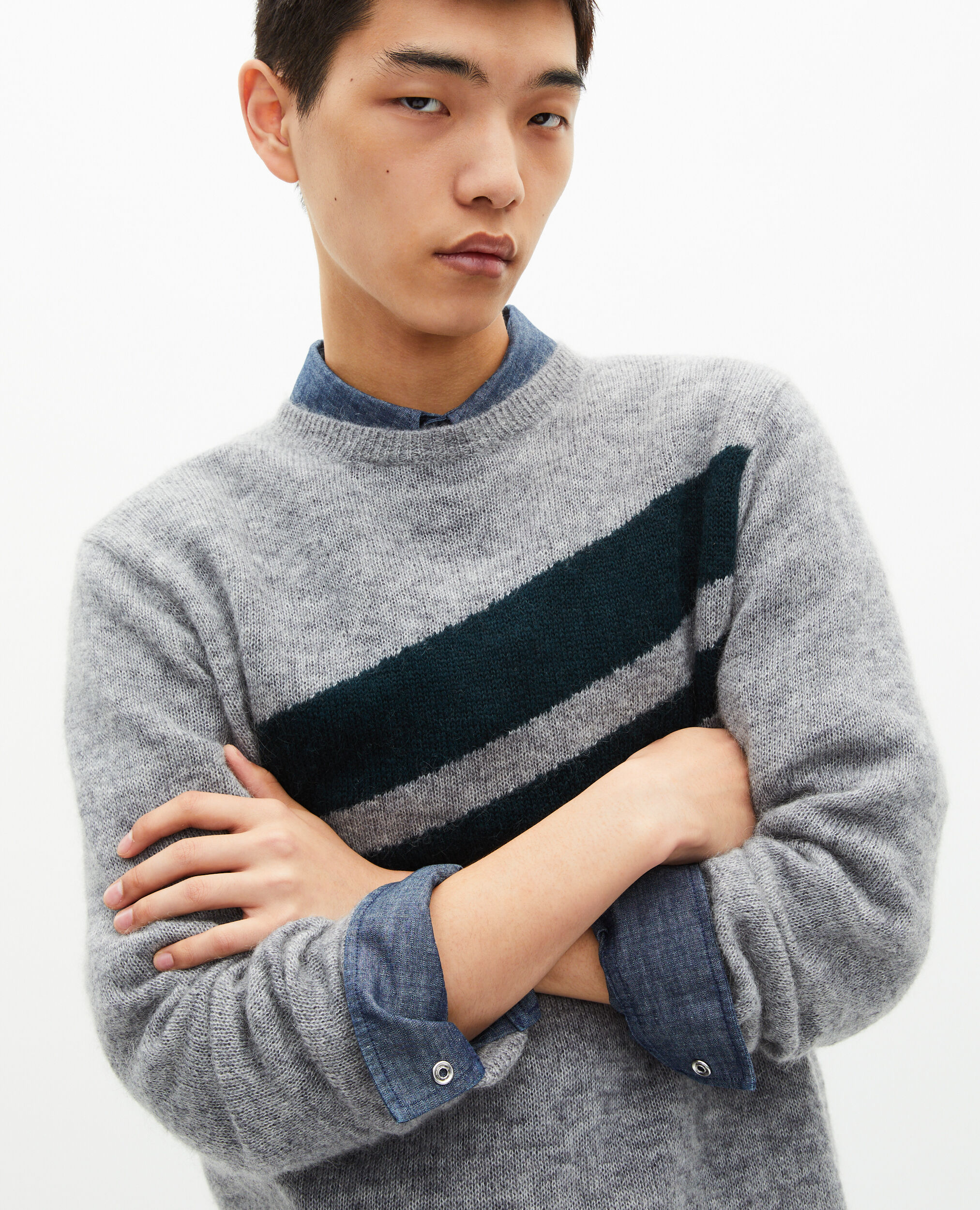 Pull avec bandes contrastées gris